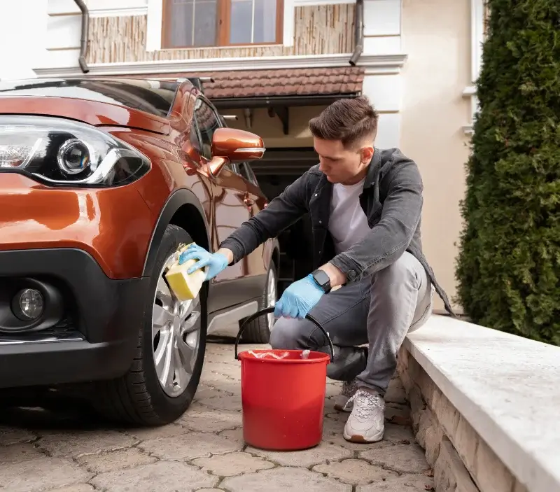 Lavage auto à domicile Saint-André-d'Apchon : professionnel intervenant sur un véhicule